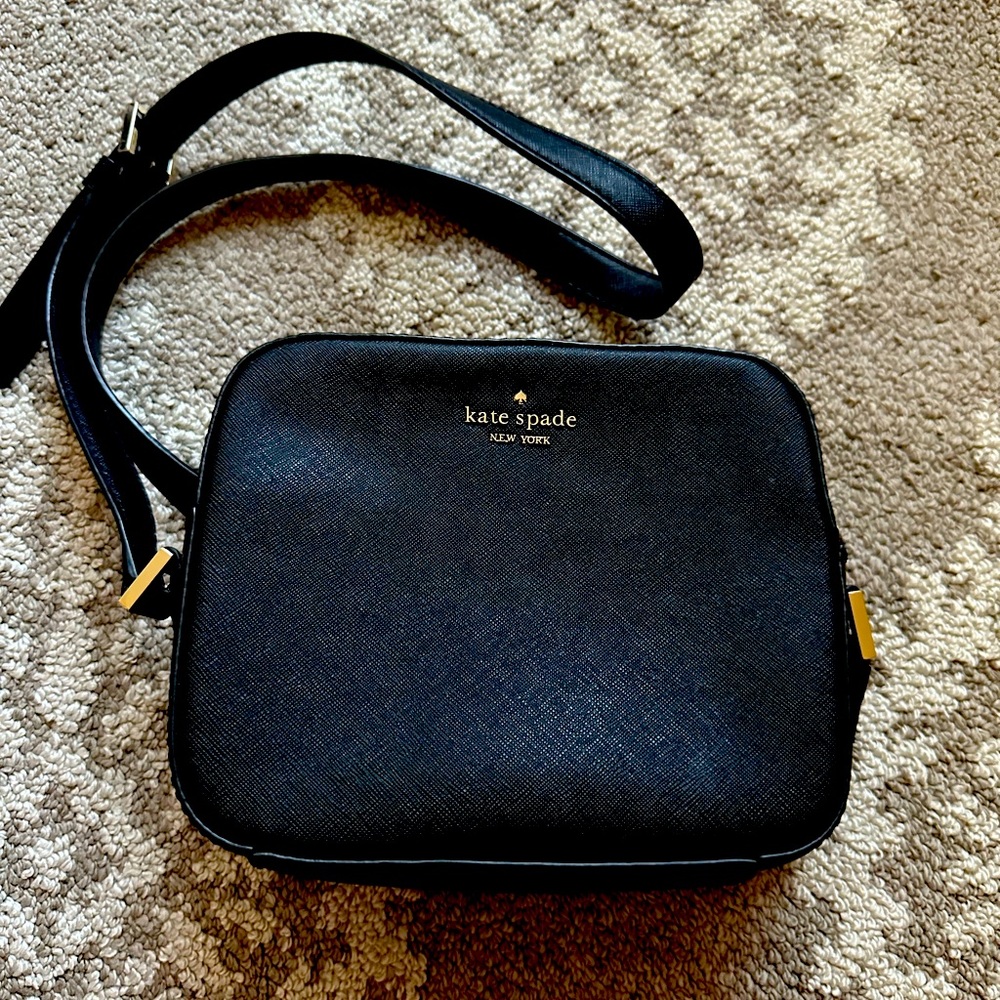 Kate spade shoulder bag in great condition! It is the perfect date bag! ❤️